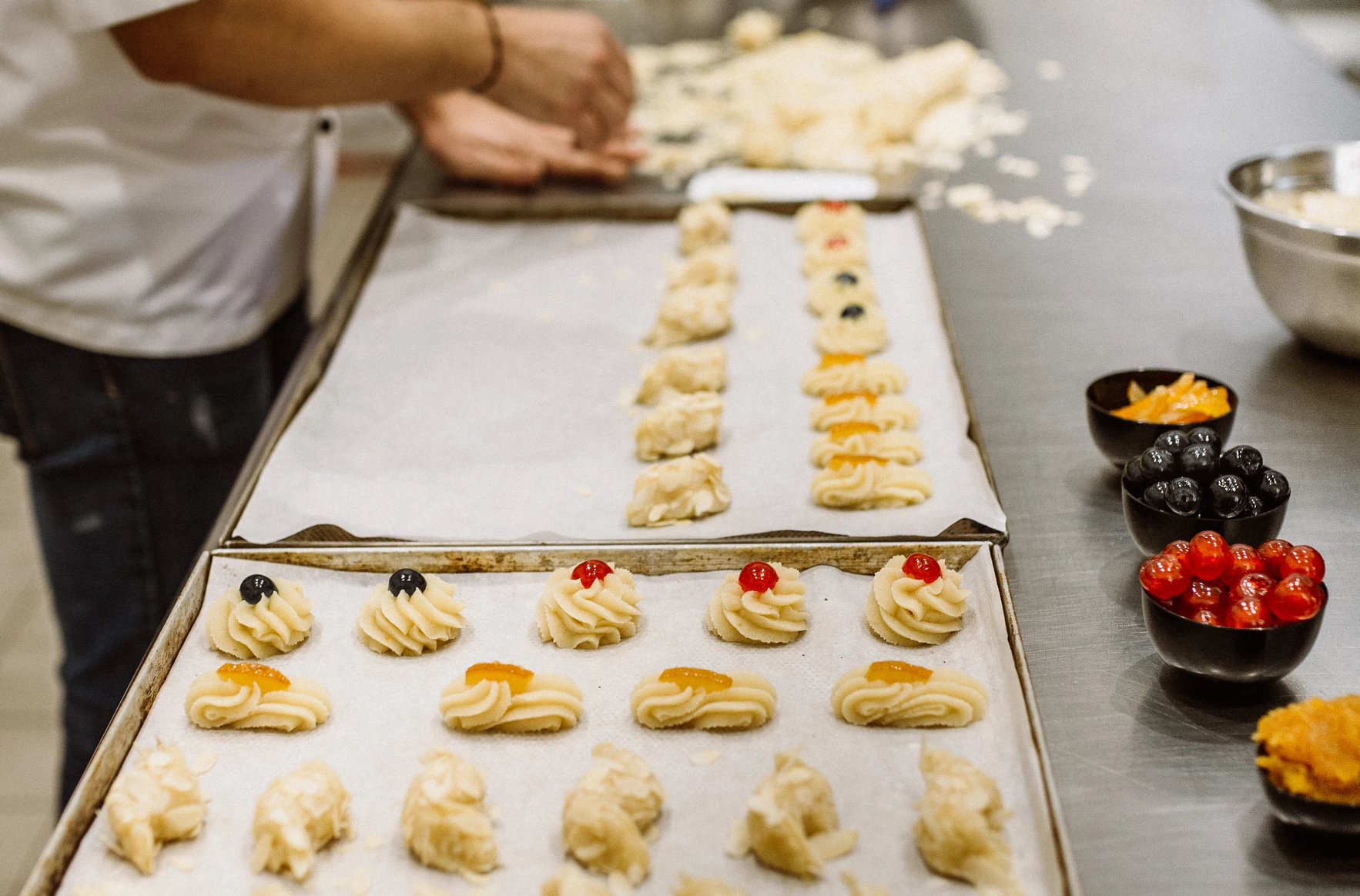 Pasta di mandorla in lavorazione del panificio mulara